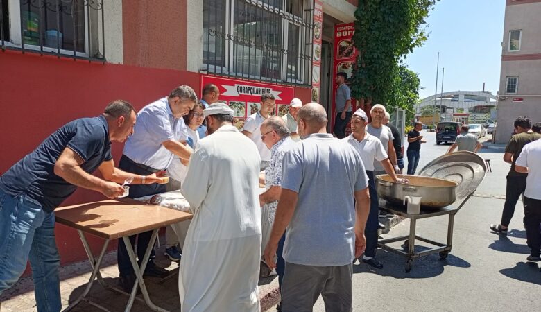 MUHARREM AYI VESİLESİ İLE SİTE YÖNETİCİLERİ VE ESNAFLARININ KATKILARIYLA SİTE HALKINA AŞURE İKRAMI ORGANİZASYONU YAPILMIŞTIR.